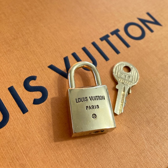 LV #217 Vintage Padlock & Key Set 200 Series - Picture 2 of 5